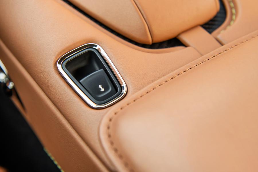 Детали интерьера Aston Martin DB11 AMR 2019 года  (NA) (фото 20 из 40)